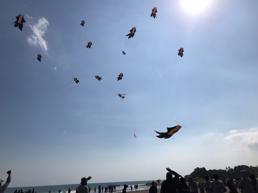 Ratusan Layang-layang Tandeg Kite Festival #3 Hiasi Langit Pantai Perancak